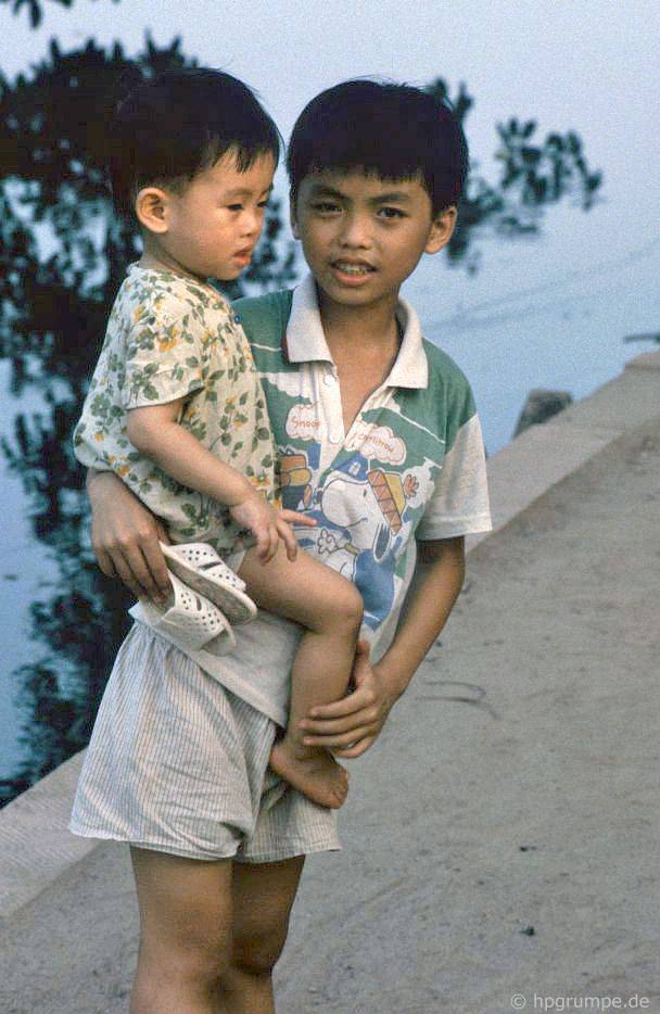 Hồ Hoàn Kiếm - Hà Nội: Boy với anh trai