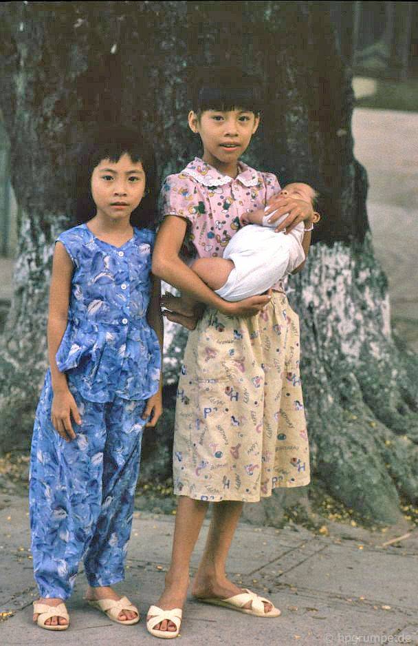 Hồ Hoàn Kiếm - Hà Nội: 2 Girl với bé