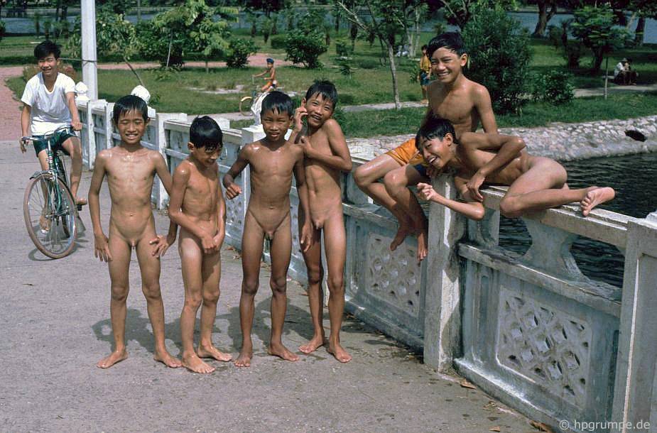 Hà Nội: Tắm trong công viên Lê Nin