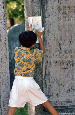 Hà Nội - Văn Miếu: Trẻ em sẵn sàng để bản rập của bia