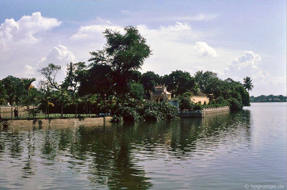 Chùa Trấn Quốc trên Hồ Tây: Hà Nội