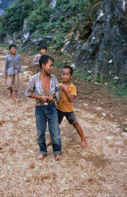 Trẻ em ở thác nước