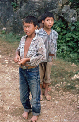 Trẻ em ở thác nước