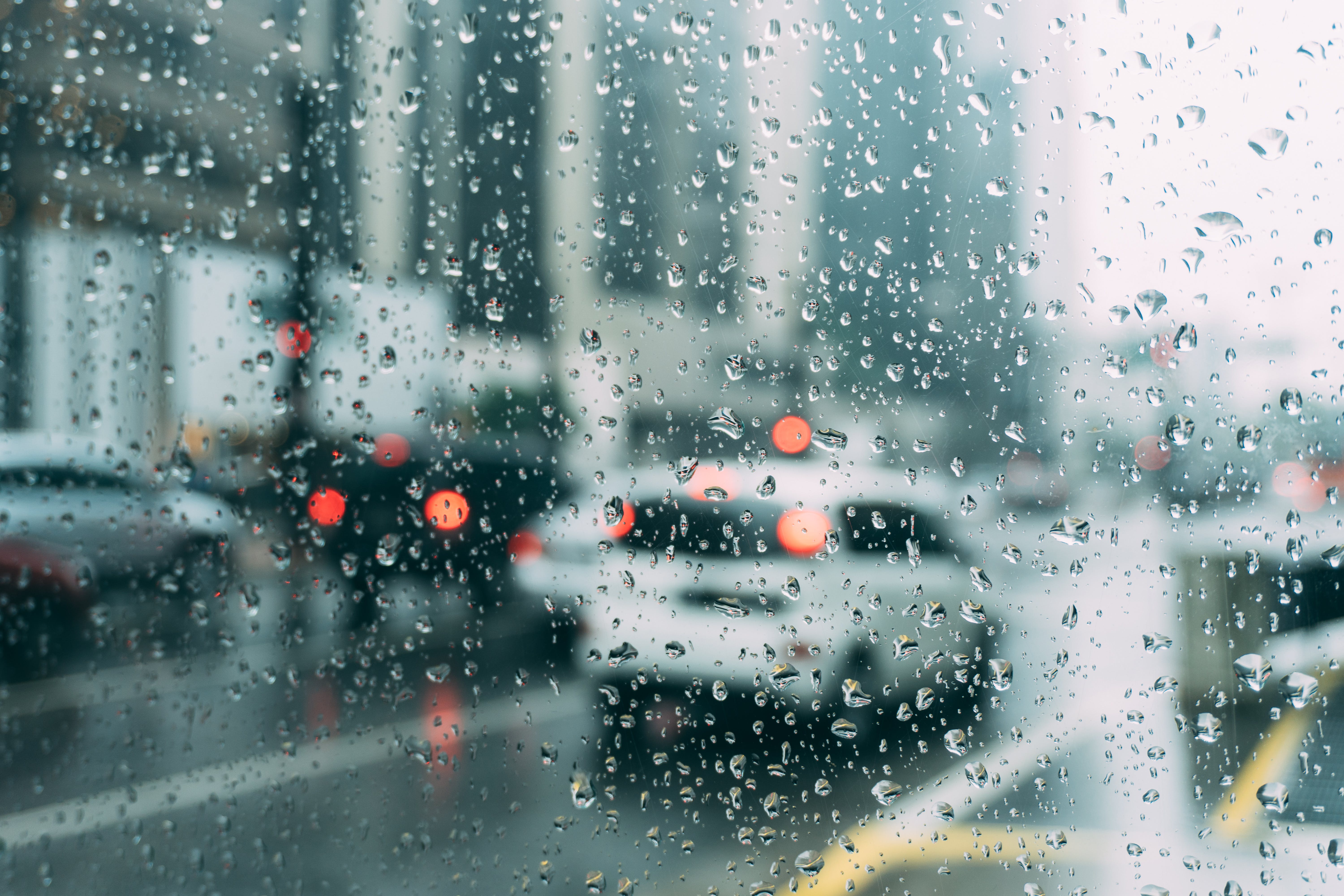 Kỹ năng lái xe ô tô an toàn khi trời mưa