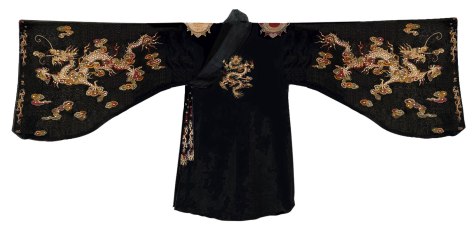 Áo bằng sa thâm khoác bên ngoài áo cổn tế Giao của hoàng đế (hiện vật gốc tại Bảo tàng Cổ vật Cung đình Huế). 