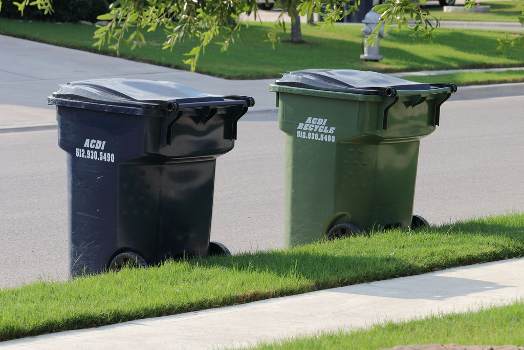 Trash &amp; Recycle Containers | Blue - Landfill, Green - Recycl… | Flickr