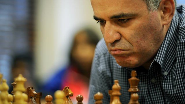 Siêu máy tính Deep Blue đã đánh bại đại kiện tướng cờ vua Garry Kimovich Kasparov như thế nào?