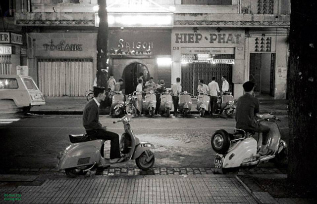  Sài Gòn năm 1967.Thanh niên Sài Gòn đi chơi đêm, hai anh bên này chắc chờ đào. 
