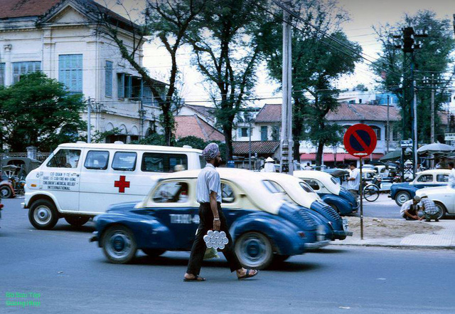  Người đàn ông bán Chà Và trên đường Nguyễn Huệ, vào khoảng cuối thập niên 1960, đầu những năm 1970. 