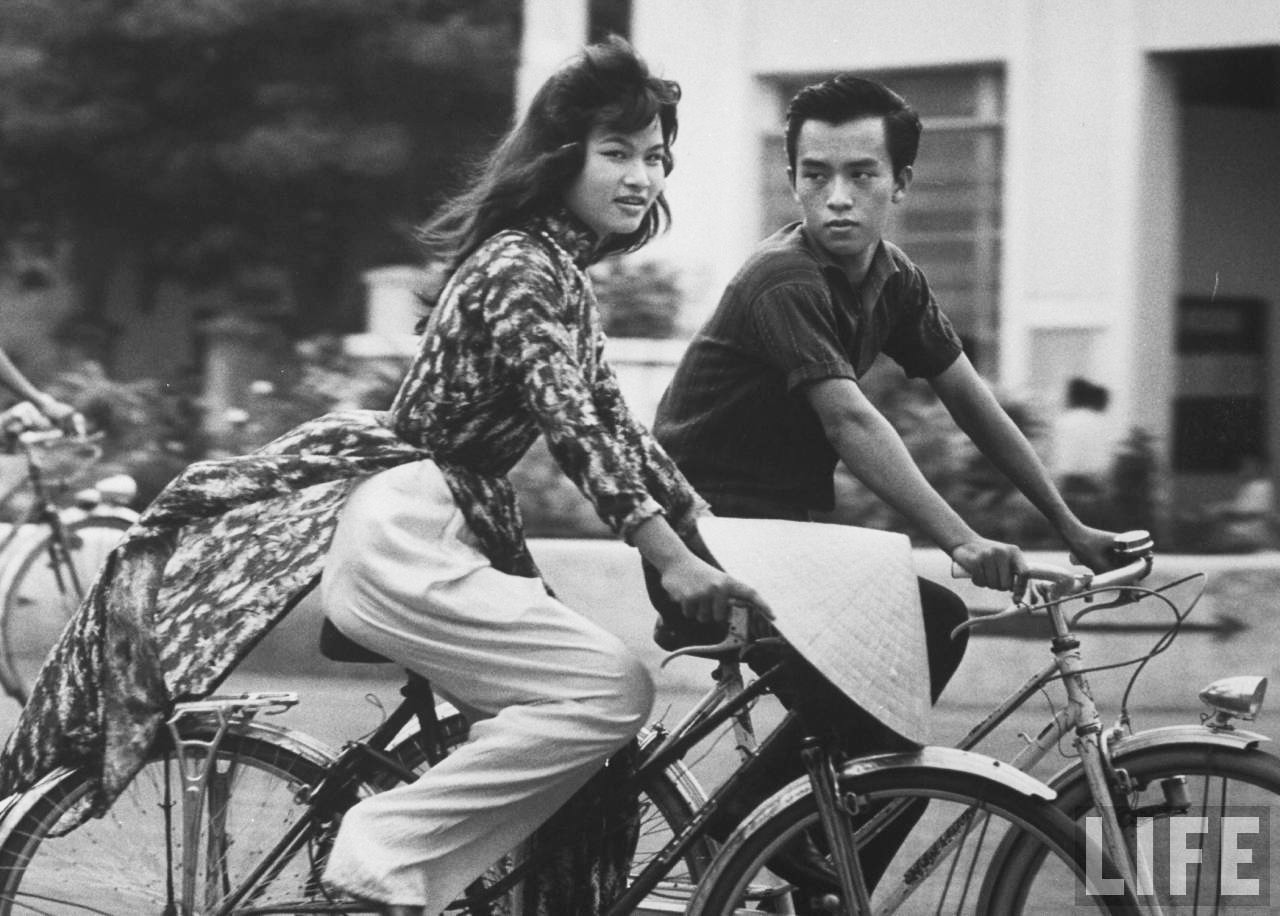 Ảnh thiếu nữ áo dài Huế xưa trên xe đạp