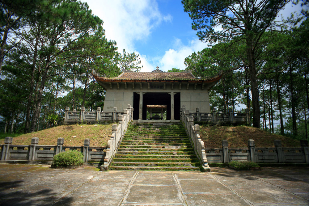 Lăng mộ đá tuyệt đẹp của quốc trượng vua Bảo Đại ở Đà Lạt