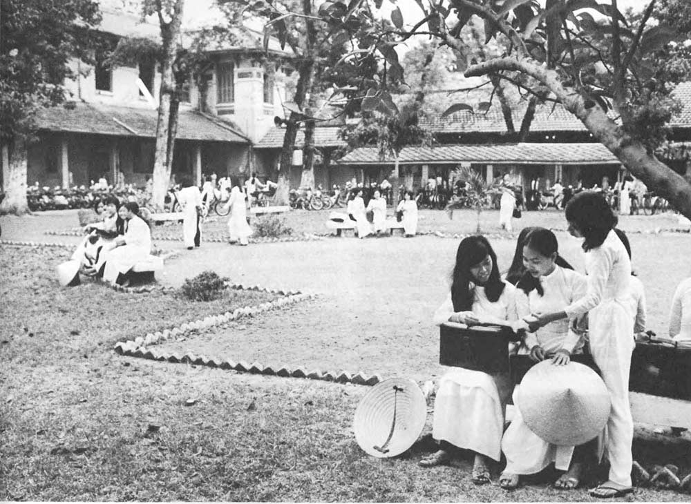 Nhìn lại các trường nữ trung học nổi tiếng của miền Nam trước năm 1975
