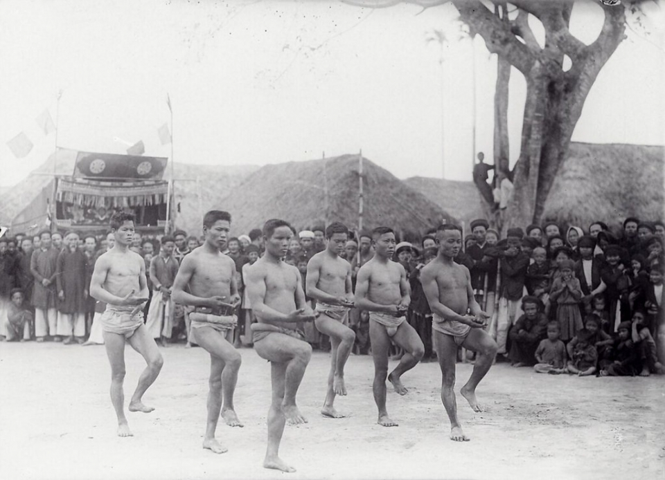 Hình độc về lễ hội làng ở Nam Định năm 1928