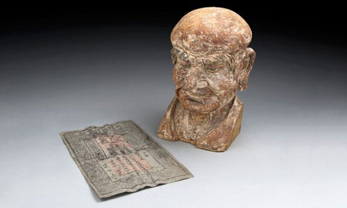 Tiền giấy 700 năm tuổi giấu trong đầu tượng La Hán