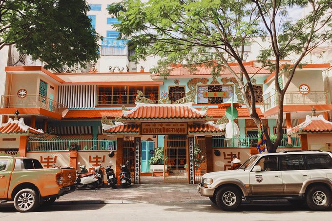 Ngôi chùa màu sắc rực rỡ 100 năm tuổi giữa lòng Sài Gòn