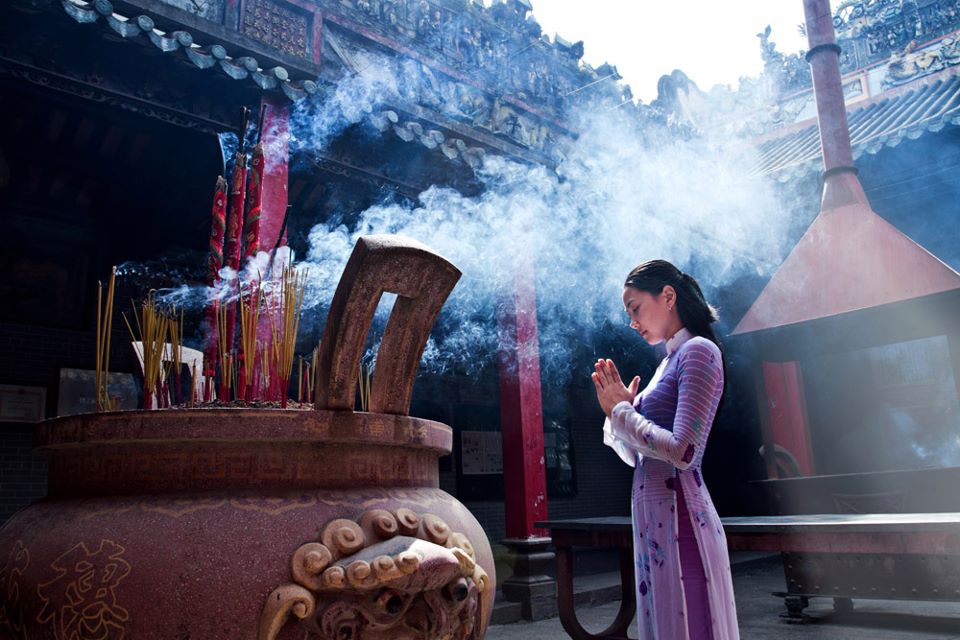 Suy ngẫm về một vài tục thờ cúng hiện đại của người Việt