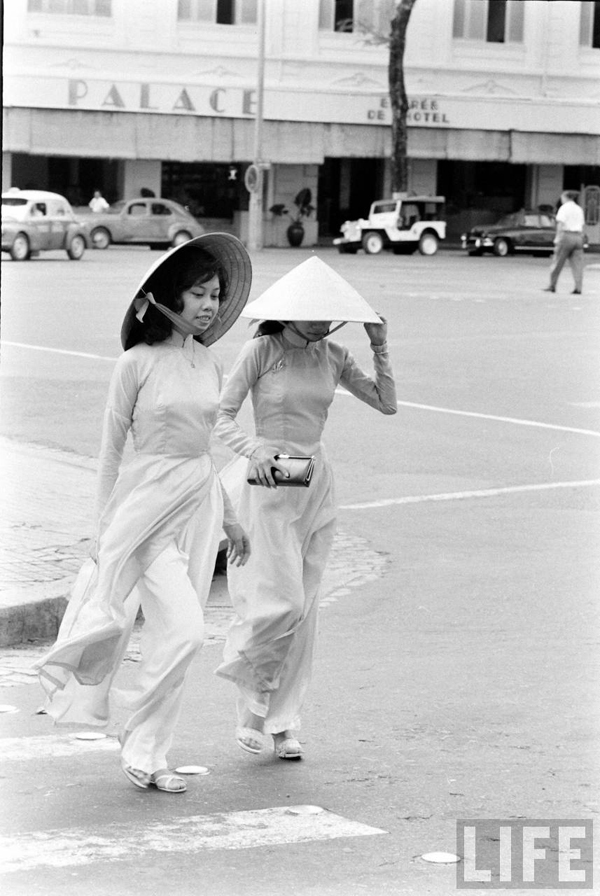 Thiếu nữ Việt duyên dáng cùng lịch sử áo dài