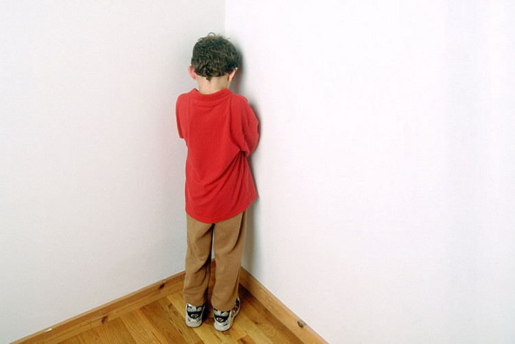 Phạt đứng góc hay úp mặt vào tường ảnh hưởng đến não bộ của trẻ?