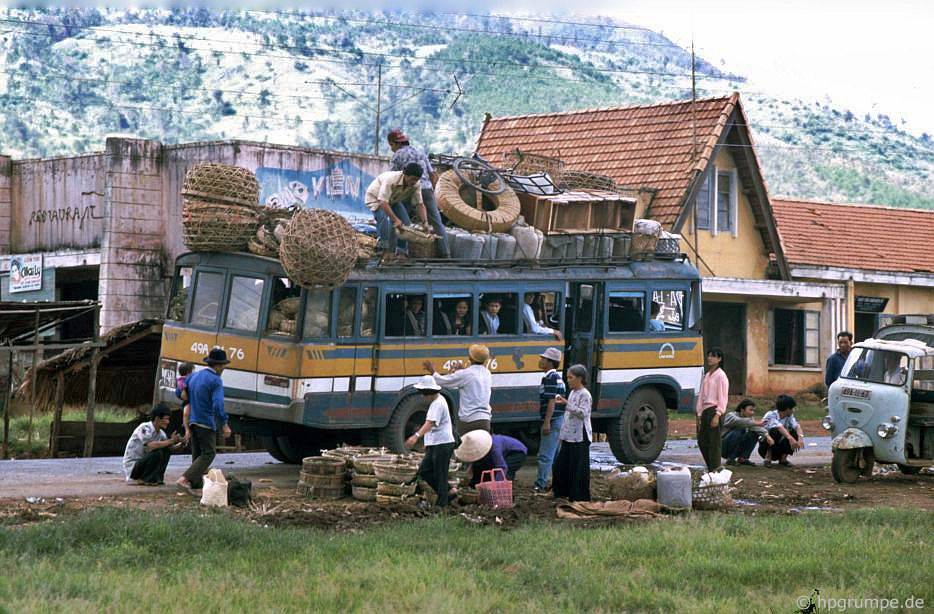 Xe khách ‘siêu tải trọng’ ở Việt Nam đầu thập niên 1990