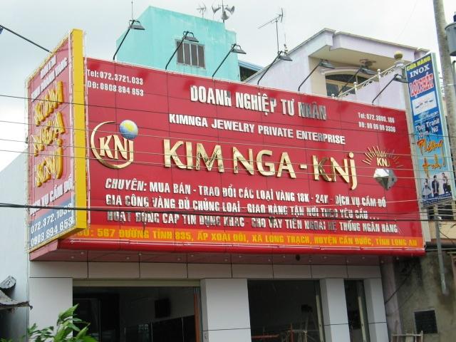 Chữ “Kim” trong tiệm vàng