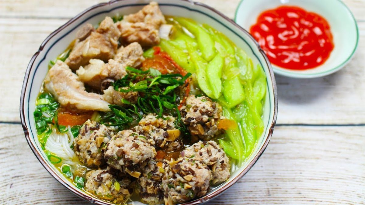 Bun Bung Recipe – Vietnamese rice vermicelli noodles with meat balls and colocasia gigantean - YummY Vietnam