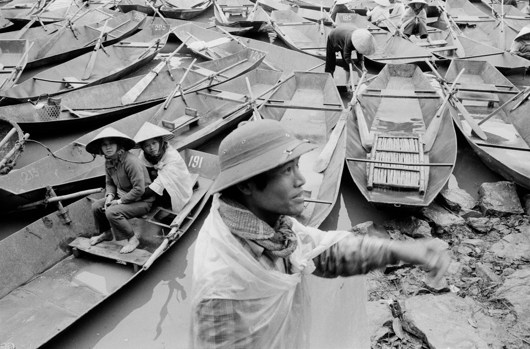 Chùm ảnh: Cảnh trảy hội chùa Hương năm 1990 qua ống John Vink