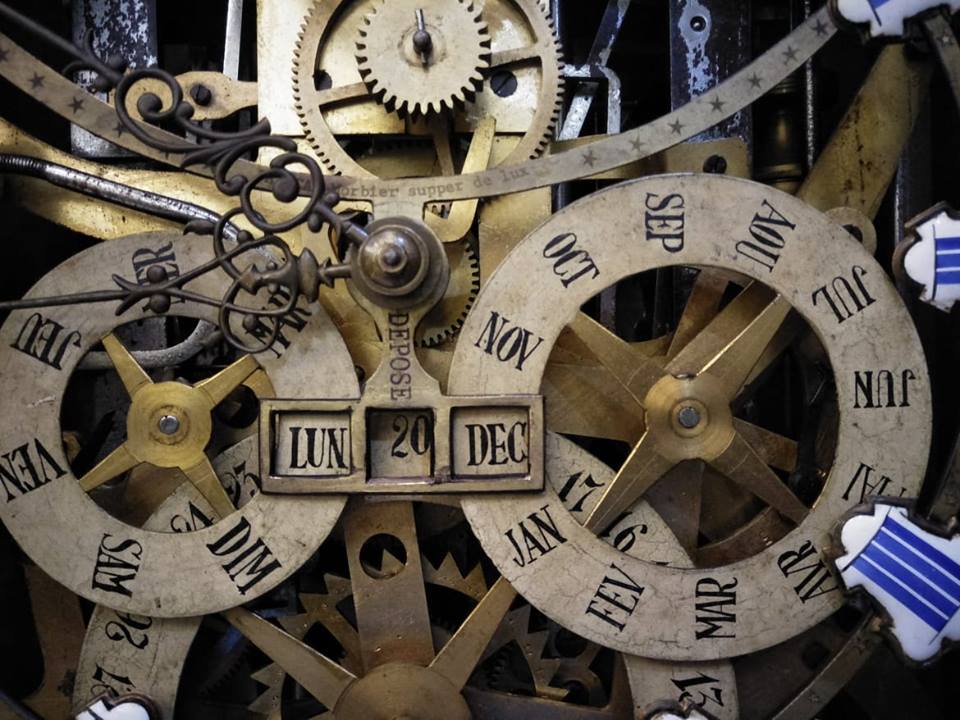 Tại sao không gọi cái “báo giờ” hay “chỉ giờ” mà gọi cái “đồng hồ”?