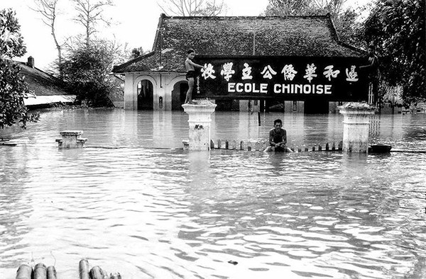 Trường tiểu học Nguyễn Du (Ecole Primaire Complemantaire) ngập nước, thầy trò của trường phải di chuyển bằng ghe khi ra vào.