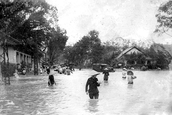 Quảng trường Sông Phố, đường Cách mạng Tháng Tám, khu vực Quảng trường Sông Phố (trước trụ sở UBND tỉnh hiện nay) người dân phải bì bõm lội nước.