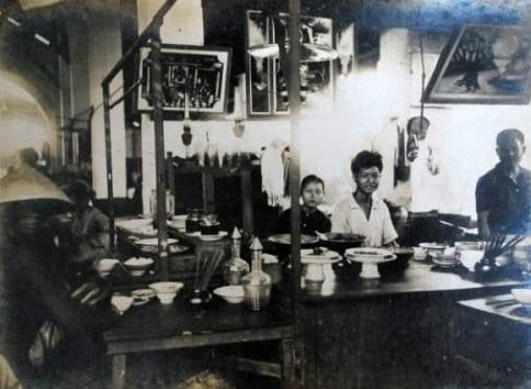 Vỉa hè Sài Gòn những năm 1960 có gì? Chuyện ăn uống của Sài Gòn ngày xưa